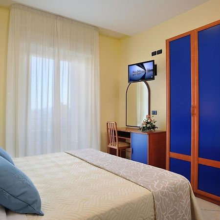 Hotel Riviera B&B Misano Adriatico Exterior foto