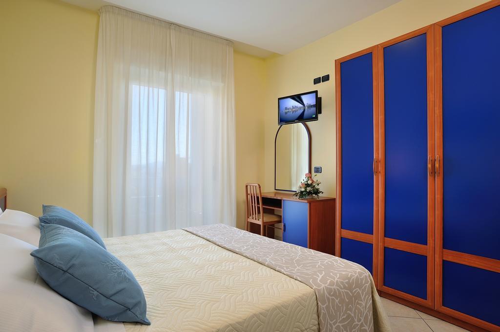 Hotel Riviera B&B Misano Adriatico Exterior foto